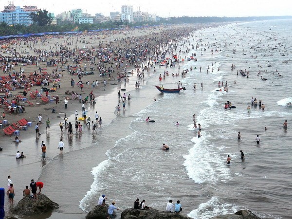 Sam Son Beach in Thanh Hoa Province is crowded with tourists (Photo: VNA)